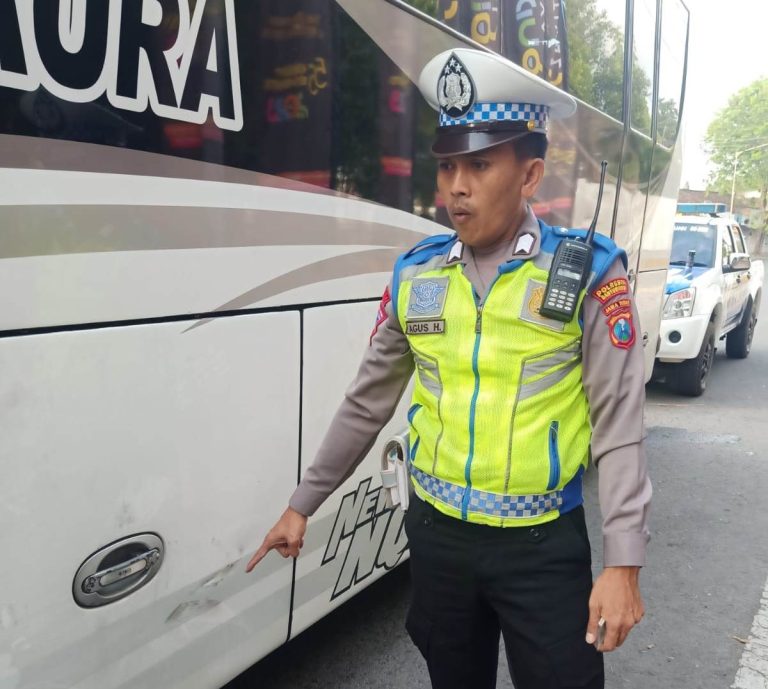 Polisi memeriksa bus yang menewaskan penumpang motor di Banyuwangi, Selasa (27/6/2023) pagi. (foto/ist)