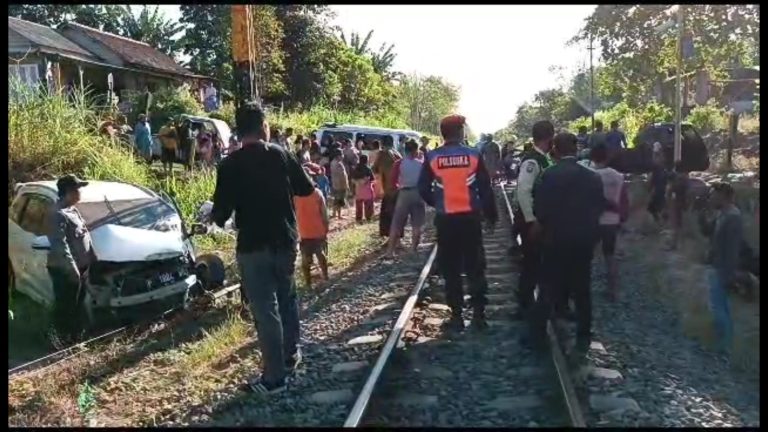 Warga mengevakuasi mobil Honda Mobilio yang ringsek akibat tertabrak KA di lintasan Klatak, Kalipuro, Banyuwangi, Rabu (28/6/2023). (foto/ist)