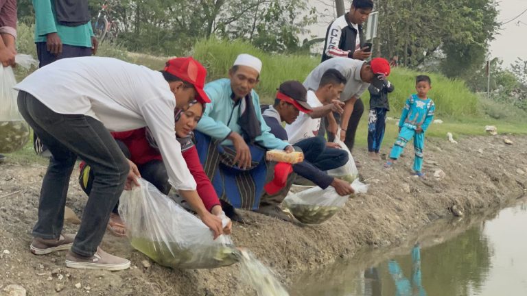 Ganjar Milenial Ajak Warga Bojonegoro Tebar Bibit Ikan dan Tanam Pohon