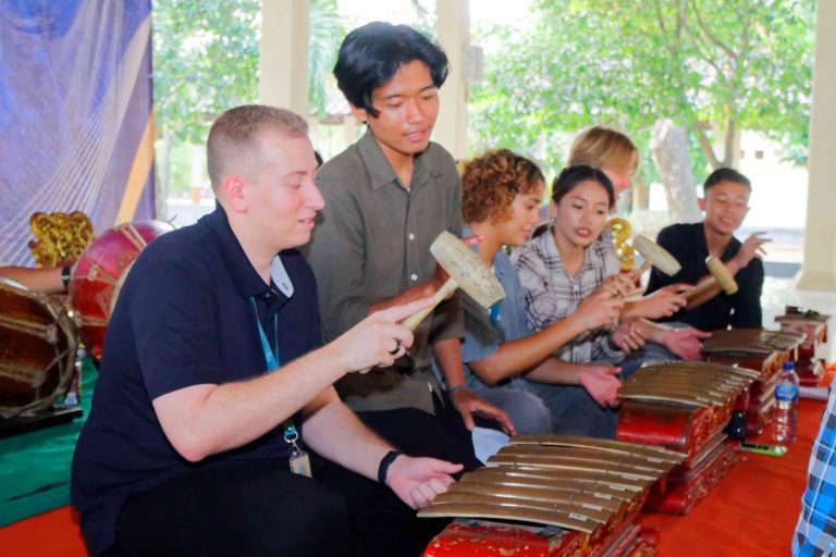 Sepuluh Mahasiswa Australia Belajar Gamelan di Unesa