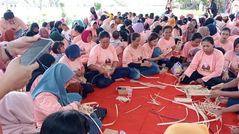 Mak Ganjar Ajarkan Ibu-Ibu di Banyuwangi Cara Buat Besek Ikan