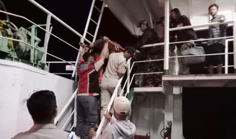 Petugas mengevakuasi penumpang kapal yang meninggal dalam pelayaran dari Gilimanuk ke Ketapang, Banyuwangi, Kamis (29/6/2023). (foto/ist)