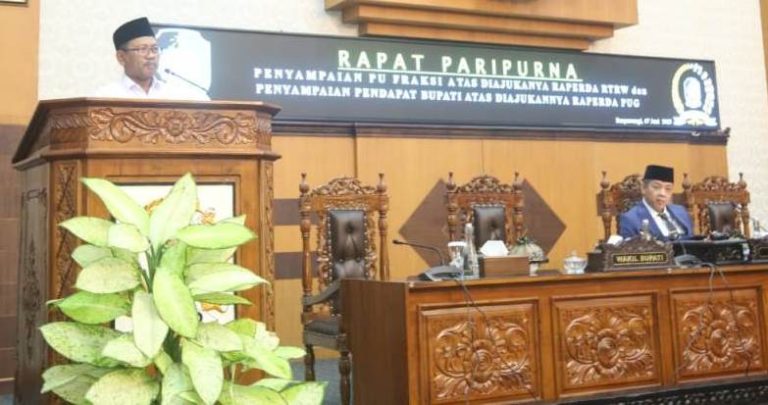 Paripurna pemandangan umum fraksi di DPRD Banyuwangi membahas usulan erubahan RTRW tahun 2023-2043, Rabu (7/6/2023) siang. (foto/udi)