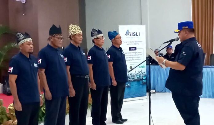 Pelantikan pengurus GISLI Banyuwangi di TPI Muncar, Banyuwangi, Minggu (30/7/2023). (foto/udi)