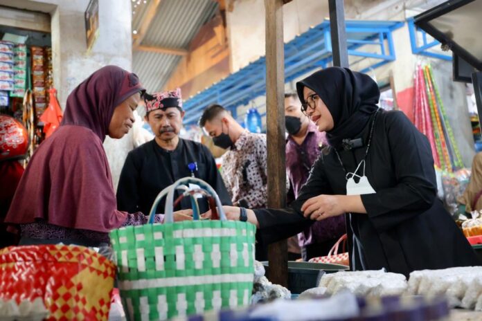 Bupati Banyuwangi Ipuk Fiestiandani menggelar hari belanja di UMKM. (foto/ist)