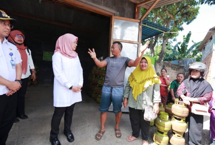 Bupati Banyuwangi Ipuk Fiestiandani mengecek pasokan elpiji 3 kg di pangkalan, Rabu (26/7/2023). (foto/ist)