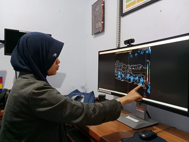 Prakirawan BMKG Banyuwangi sedang memantau kondisi cuaca. (foto/udi)