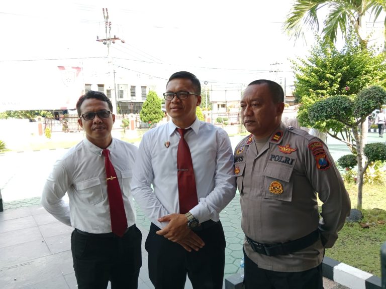 Kasatreskrim Polresta Banyuwangi Kompol Agus Sobarnapraja (tengah) memberikan penjelasan ungkap kasus TPPO, Senin (3/7/2023). (foto/udi)