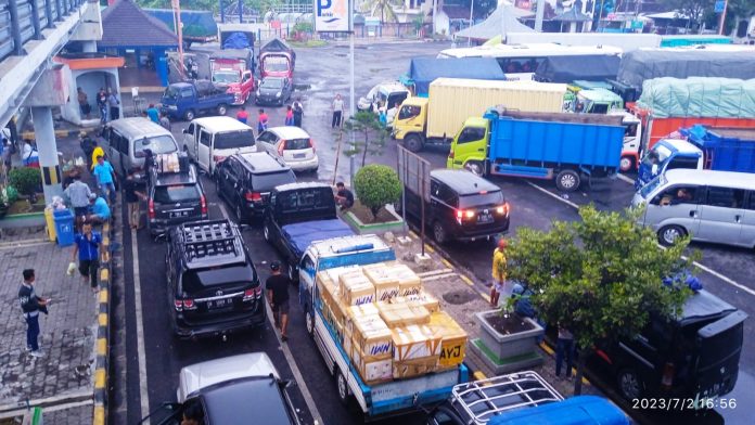 Antrean kendaraan menuju Pelabuhan Ketapang, Banyuwangi, Senin (3/7/2023) siang. (foto/ist)