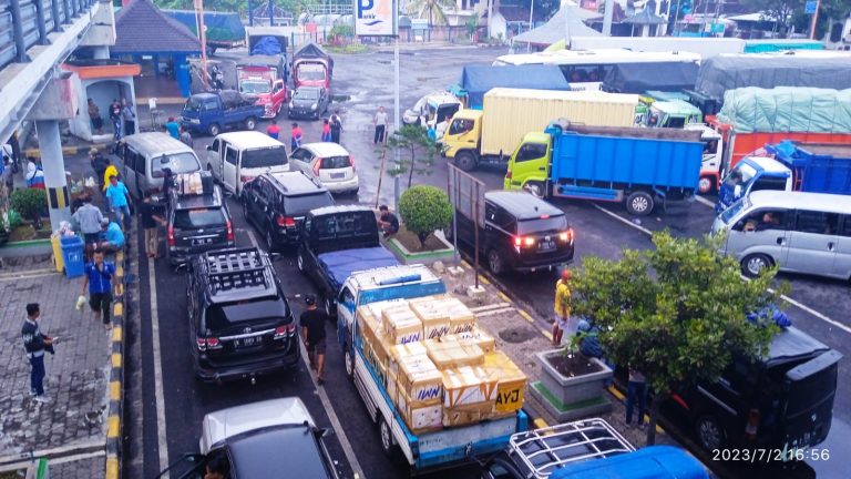 Antrean kendaraan menuju Pelabuhan Ketapang, Banyuwangi, Senin (3/7/2023) siang. (foto/ist)