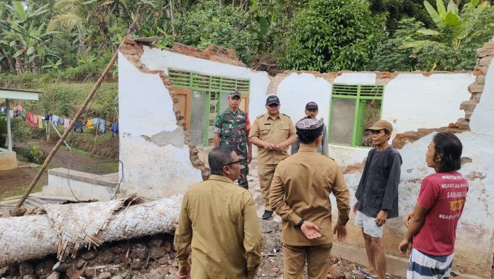 Petugas mengecek kondisi mushala di Desa Bunder, Kecamatan Kabat, Banyuwangi yang ambruk akibat hujan lebat, Senin (3/7/2023). (foto/ist)