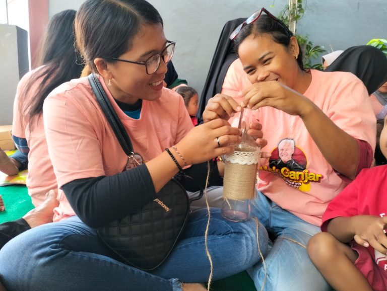 Mak Ganjar Latih Masyarakat Manfaatkan Limbah Botol Kaca Jadi Vas Bunga