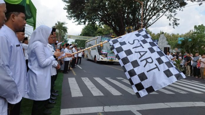 Jemaah haji asal Banyuwangi saat diberangkatkan dari depan Pemkab Banyuwangi, 15 Juni lalu.
