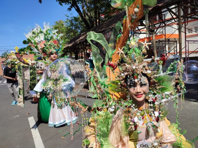Peserta BEC bertema Kawah Ijen menampilkan kreasi masing-masing dalam sesi penjurian, Selasa (4/7/2023). (foto/udi)