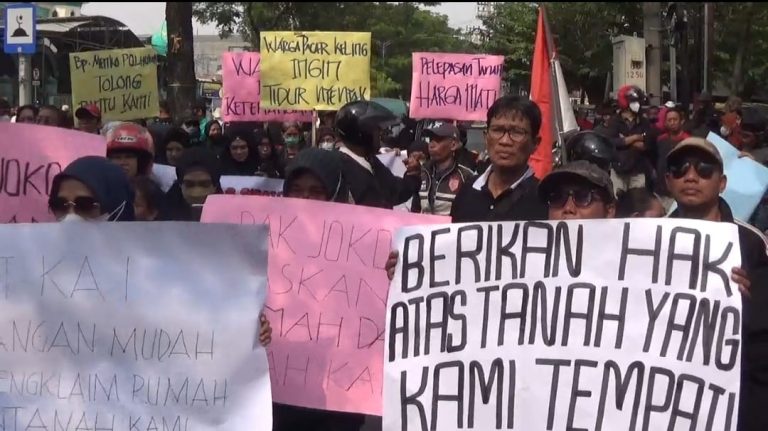 Tuntut Hak Tinggal, Ratusan Warga Penghuni Rumah Dinas Demo PT KAI