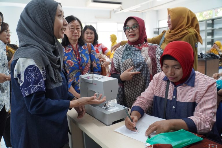 PCU Bantu Entaskan Kemiskinan Lewat Program Inkubasi Menjahit