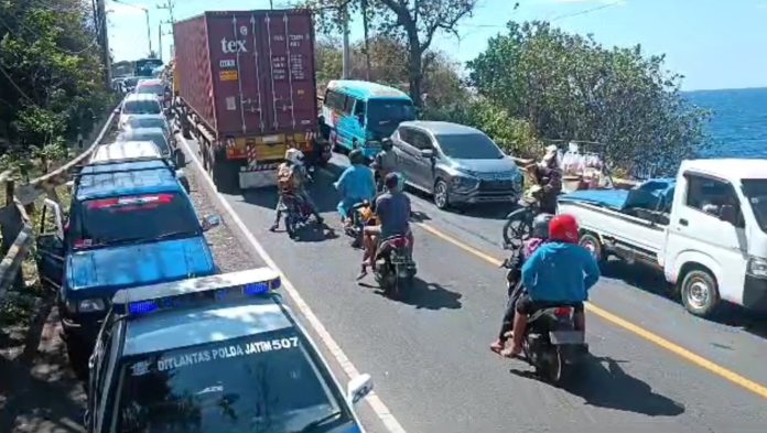 Antrean kendaraan menuju Pelabuhan Ketapang, Banyuwangi makin parah, Rabu (5/7/2023).