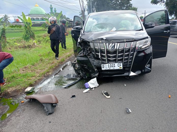 Mobil Alphard menabrak dua pengendara motor di Banyuwangi, Kamis (6/7/2023). (foto/ist)
