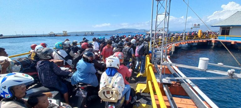 Antrean kendaraan di dermaga Pelabuhan Ketapang,Banyuwangi, Kamis (6/7/2023). (foto/udi)