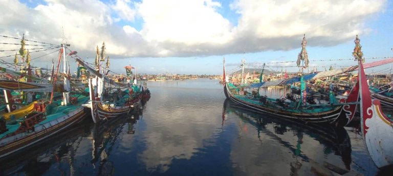 Perahu nelayan diparkir di dermaga Muncar, Banyuwangi, belum lama ini. (foto/udi)