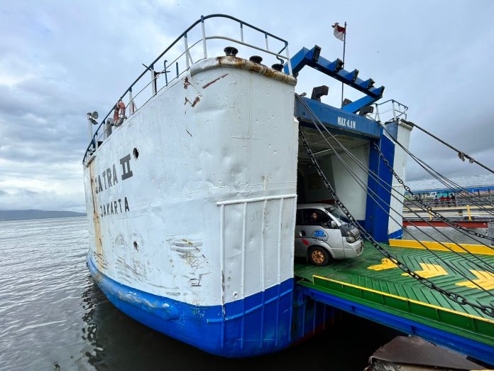 KMP Jatra II diterjunkan untuk mengurai kemacetan kendaraan di jalur Pelabuhan Ketapang, Banyuwangi, Jumat (7/7/2023). (foto/ist)