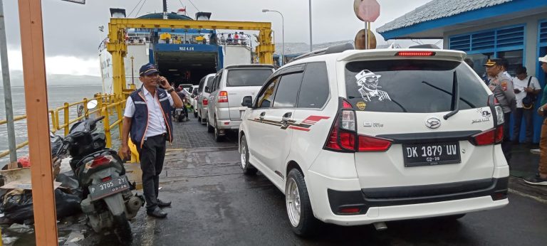 Kapal sapu jagat KMP Jatra II dikerahkan untuk mengurai antrean kendaraan di Pelabuhan Ketapang, Banyuwangi. (foto/udi)