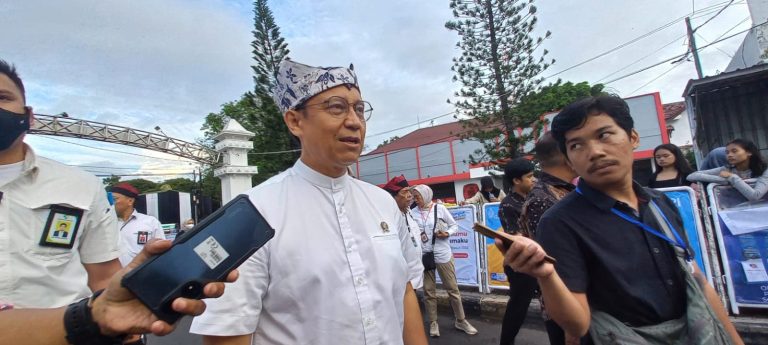 Menkes Budi Gunadi Sadikin memberi keterangan wartawan di Banyuwangi, Sabtu (8/7/2023). (foto/udi)