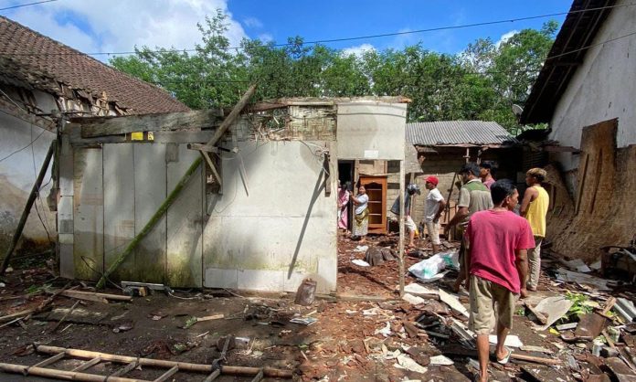Warga membersihkan rumah warga yang ambruk diterjang hujan angin di Desa Kalibarumanis, Kecamatan Kalibaru, Banyuwangi, Minggu (9/7/2023). (foto/ist)