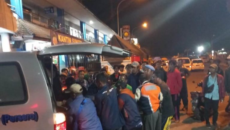 Warga mengevakuasi korban yang terlindas truk di Pelabuhan Ketapang, Banyuwangi, Minggu (10/7/2023). (foto/udi)