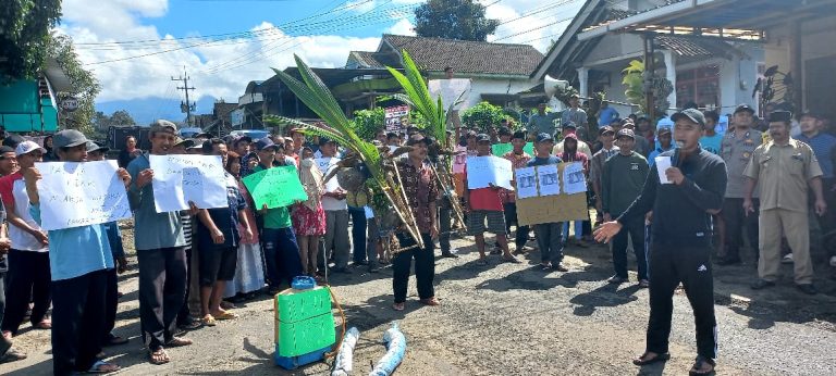 Warga Dusun Sambungrejo, Desa Bayu, Kecamatan Songgon menggelar aksi diganggunya program TORA, Senin (10/7/2023). (foto/udi)