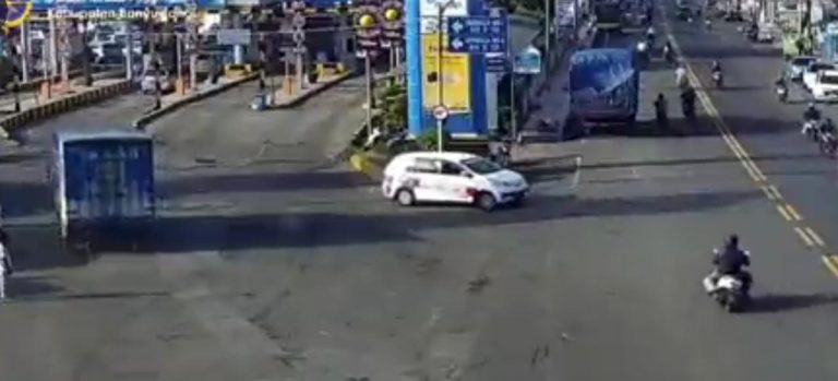 Banyuwangi (pawartajatim.com) - Seminggu dilanda kemacetan panjang, arus kendaraan di jalur Pelabuhan Ketapang, Banyuwangi, mulai normal, Senin (10/7/2023). Jalanan yang sebelumnya dibanjiri kendaraan kembali berubah lengang. Terurainya kemacetan ini setelah pihak ASDP Ketapang memberlakukan sejumlah skenario. Diantaranya, menerjunkan kapal sapu jagat dan menghentikan sementara penjualan tiket kendaraan non logistik. " Alhamdulilah, kondisi lalu lintas di jalur Ketapang sudah normal. Antrean sudah terurai sejak Minggu (9/7/2023) sore," kata Kasat Lantas Polresta Banyuwangi, Kompol Randy Asdar. Menurutnya, antrean kendaraan bisa terurai setelah sejumlah kapal besar diperbantukan di lintasan Ketapang - Gilimanuk. Sehingga, muatan kendaraan yang akan ke Bali bisa lebih banyak. Pantauan di Pelabuhan Ketapang, tak terlihat adanya antrean di pintu masuk. Hanya sisa kendaraan yang menumpuk di kantung parkir. Kondisi ini berbeda jauh dengan sebelumnya. Panjang antrean bisa tembus 13 kilometer. Menumpuk di jalur utara Pelabuhan Ketapang. Kemacetan kendaraan terjadi di Pelabuhan Ketapang, Banyuwangi, sejak Minggu (2/7/2023) lalu. Setiap kendaraan harus menunggu berjam-jam untuk bisa masuk kapal. Versi ASDP Ketapang, kemacetan panjang dipicu lonjakan penumpang seiring libur Idul Adha dan libur panjang sekolah. Lalu, ada perbaikan dermaga di sisi Pelabuhan Gilimanuk. Kondisi cuaca juga ikut memicu antrean kendaraan ini. (udi)