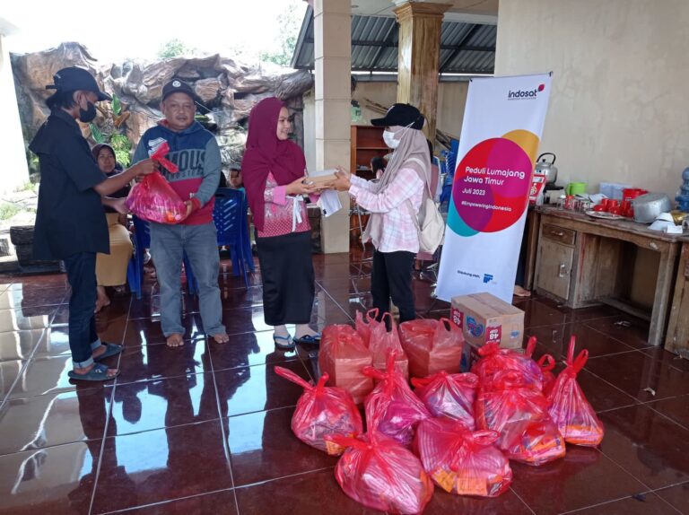 Bantuan Logistik untuk Warga Terdampak Banjir Lahar Semeru dari Indosat