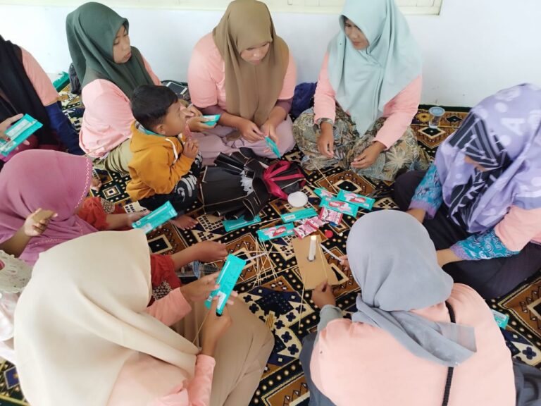 Di Pamekasan, Mak Ganjar Latih Ibu-ibu Cara Buat Buket Snack 