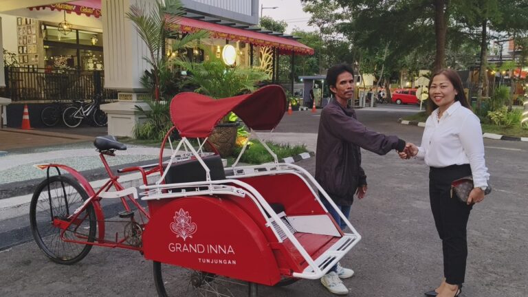Becak Tua ini Diremajakan Grand Inna Tunjungan