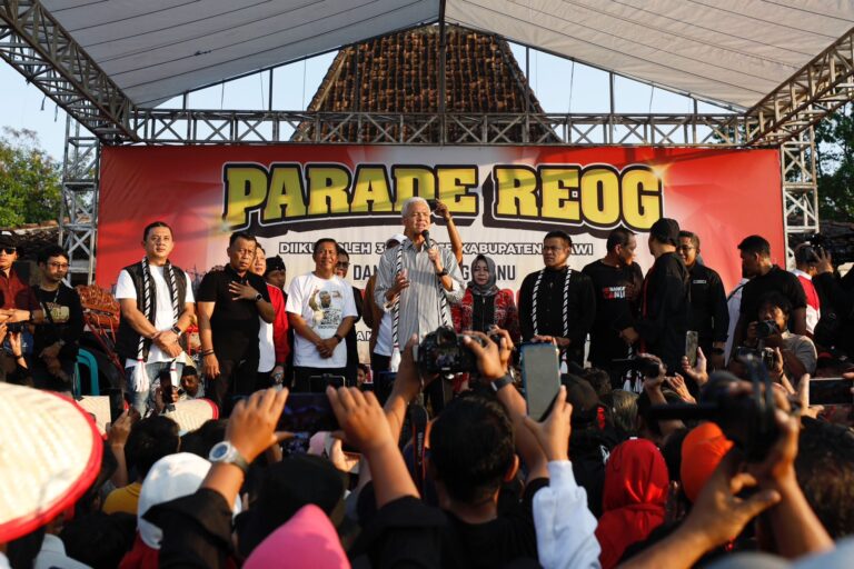 Meriah……! Ribuan Warga hingga Kesenian Reog Sambut Kehadiran Ganjar Pranowo di Ngawi