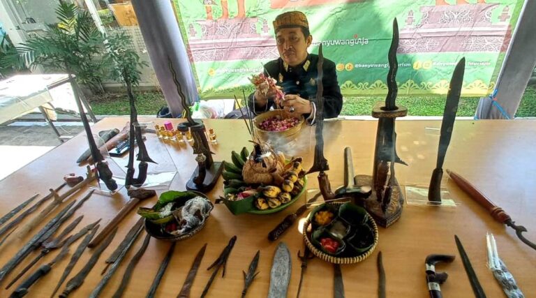 Ritual jamasan keris di Dinas Pariwisata Banyuwangi, Rabu (19/7/203). (foto/udi)