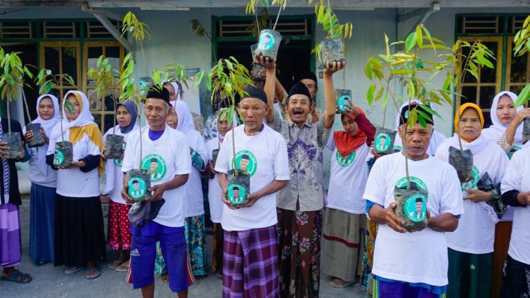 Hijaukan Bojonegoro, Kyai Muda Jatim Tanam 200 Pohon Bersama Warga