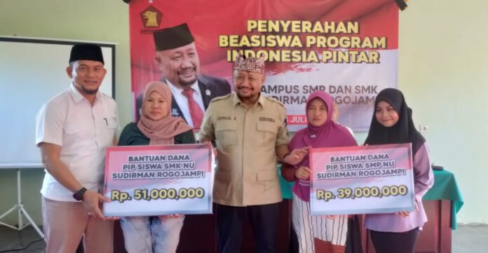 Anggota Komisi V DPR RI, Sumail Abdullah menyerahkan beasiswa PIP di SMK NU, Desa Mangir, Kecamatan Rogojampi, Banyuwangi, Jumat (21/7/2023). (Foto/ist)