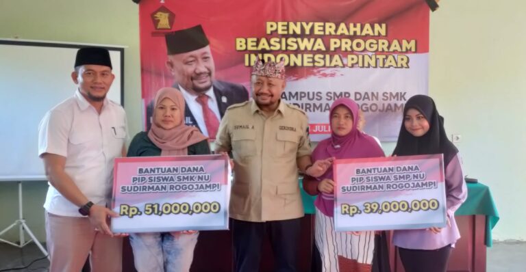 Anggota Komisi V DPR RI, Sumail Abdullah menyerahkan beasiswa PIP di SMK NU, Desa Mangir, Kecamatan Rogojampi, Banyuwangi, Jumat (21/7/2023). (Foto/ist)