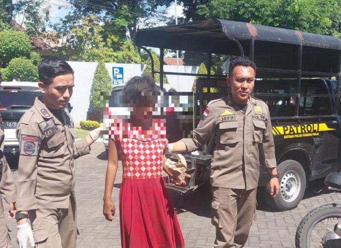 Petugas Satpol PP Banyuwangi mengamankan orgil yang mengamuk, Jumat (21/7/2023) siang. (Foto/ist)