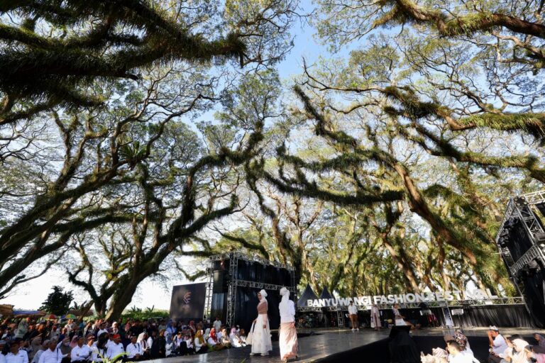 Eksotis…, Fashion Show di Banyuwangi Digelar di Tengah Hutan 