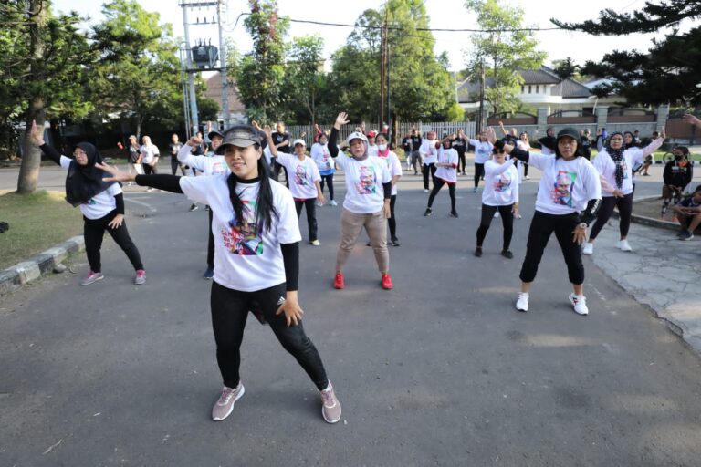Peduli Kesehatan Lansia, Ganjar Creasi Adakan Senam Sehat dan Bagi-Bagi Jamu di Malang