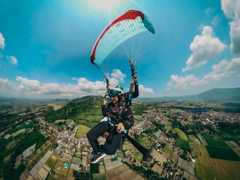 Asyiknya Menikmati Olahraga Paralayang di Gunung Menyan Banyuwangi
