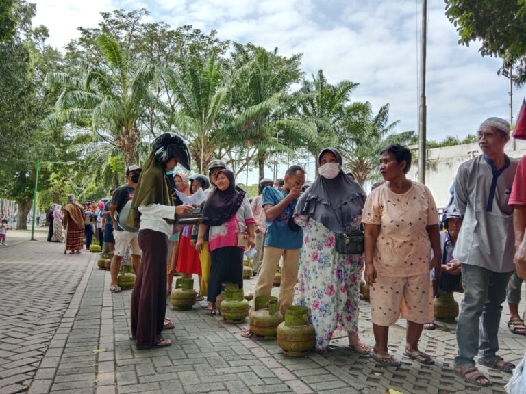 Pasokan Langka, Ratusan Warga Banyuwangi Antre Berpanas-panasan Berburu Elpiji 3 Kg