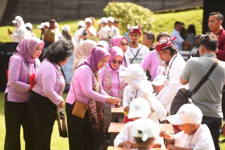 Keliling Banyuwangi, Ibu Negara Iriana Bermain Permainan Tradisional Bersama Anak-anak 
