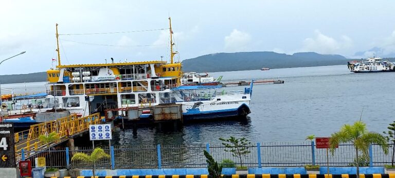 Aktivitas penyeberangan di Ketapang – Gilimanuk. (foto/dok)