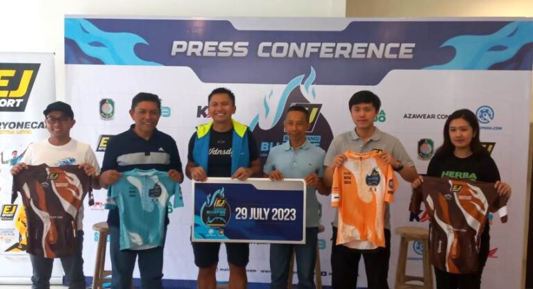 Penyerahan jersey menandai digelarnya Bluefire Ijen KOM Challenge di Banyuwangi, Jumat (28/7/2023). (foto/udi)