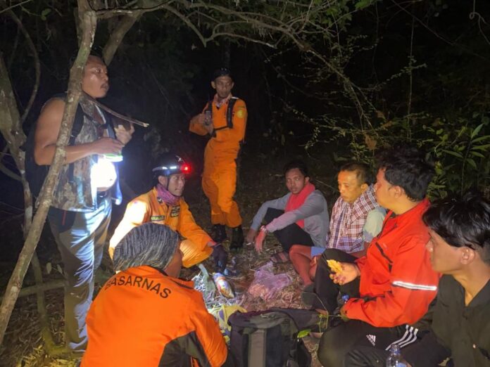 Tim SAR menemukan empat pengunjung Alas Purwo Banyuwangi yang tersesat dalam kondisi selamat, Minggu (30/7/2023) malam. (foto/dok.SAR)
