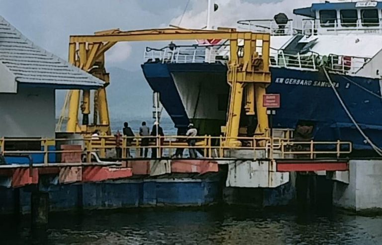 Dermaga MB 1 di Pelabuhan Ketapang, Banyuwangi rusak setelah ditabrak kapal, Minggu (9/7/2023). (foto/ist)