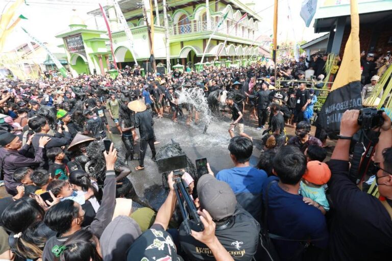 Ritual Kebo-keboan di Desa Alas Malang Kecamatan Singojuruh, Banyuwangi, Minggu (30/7/2023). (foto/ist)